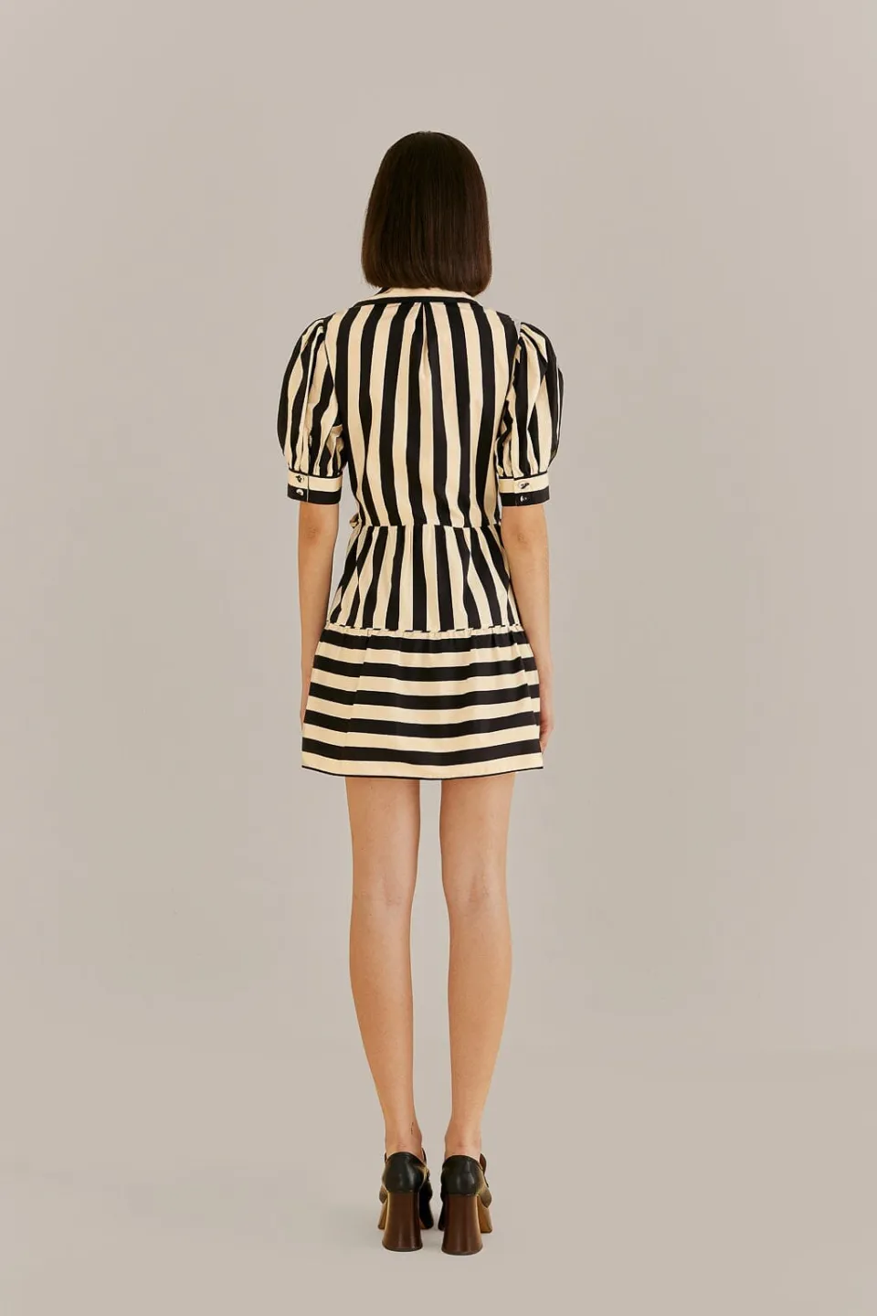 FARM Rio Robes Courtes<Mini-robe noire à manches courtes et rayures mélangées